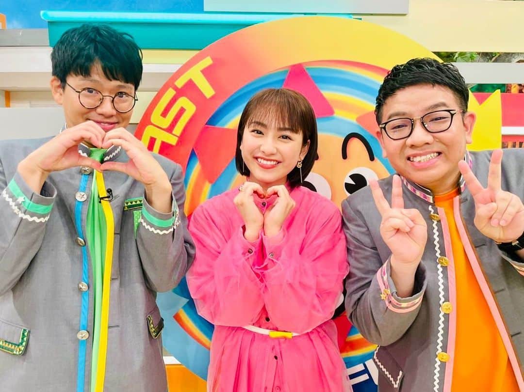 平祐奈のインスタグラム：「💙💗🧡 おはスタ生放送 スタジオ入ってからのわちゃわちゃ感が懐かしく もう楽しくて楽しくてあっという間でした☺︎  25周年おめでとうございます  みなさん優しく迎えてくださり ありがとうございました🌈  また帰りたいー！ 次は集合ちゅ!したいなー！  #おはスタ #おはガールちゅちゅちゅ #13歳のゆうなと23歳のゆうな」