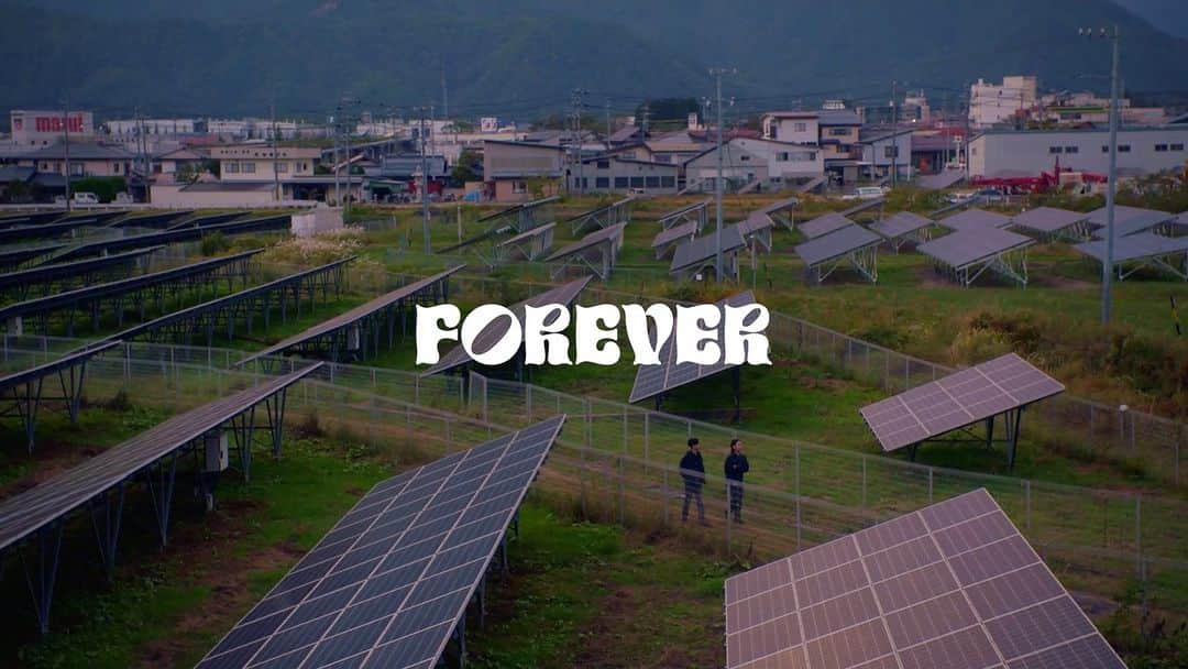 のインスタグラム：「国際環境NGO グリーンピース・ジャパン × SIRUP × Shin Sakiuraとのコラボプロジェクト「Nature Sound Project」で、制作した新曲"FOREVER"を本日リリースしました🏞聞いてくれた？  @greenpeacejp  自然環境と共存していくことは永遠に続くライフワークだし、今抱える問題に対して音楽を通すことで、よりフラットに、そして身近に「共に学ぶこと・考えること・知ること」を共有し合えたらと思って作りました🍃  この曲の配信の売り上げは、僕個人を通して全額グリーンピース・ジャパンの環境・平和活動に寄付します🌏  実際に里山でフィールドレコーディングして収音した自然音を、Shin Sakiuraと一緒に前向きで軽やかなダンスミュージックに仕上げたので、みんなにも感じるままに聞いたり踊ったりしてほしい🌿  そしてそれが環境問題へのアクションになる最高なサークルを作りましょう❤️‍🔥 特設サイトでドキュメンタリー映像も公開されているので、見ておくれ🖼 ストーリーハイライトを要チェキ  ◆Music Sound Produced by Shin Sakiura @shinsakiura_tokyo Recorded & Mixed by Hiraku Someno @hirasome Mastered by Joe LaPorta @jlaportamasters English Lyrics and Pronunciation Supervision : Daniel Takeda  ◆Movie Staff  Director: Leo Youlagi @leoyoulagi Cinematographer: Yuki Maxima AC: Sei Shimura  #SIRUP #ShinSakiura #NatureSoundProject」