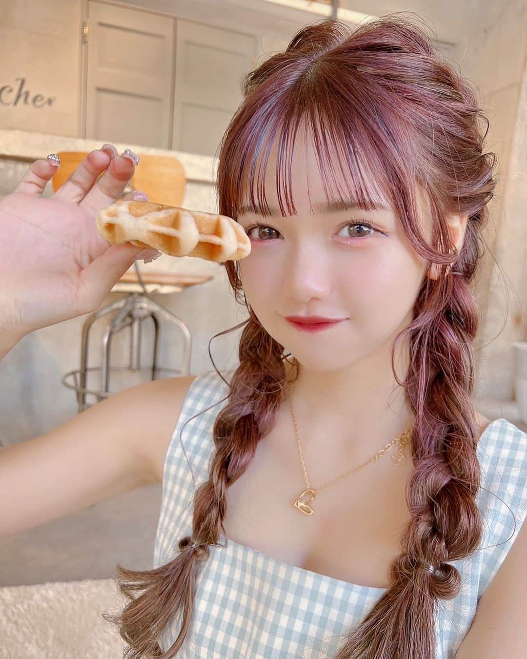 のインスタグラム：「🧇   ツシちゃん最新作😋🫧 編み込みツインテールアレンジ🐰     🧇 model:ツシ #わたるマジック #わたるフィルター #cachecache #cachecacheomotesando #larme #cachecacheoil #jamscollection  #美容師 #前髪カット #編み込みアレンジ #ラベンダーアッシュ #可愛い #おくれ毛 #カシュカシュオイル #ヘアアレンジ #編み込みツインテール #シースルーパッツン #シースルーぱっつん #アイドル #ツインテール #シースルーバング #アレンジ #津代美月 #簡単アレンジ #🧇 #メイク #ワッフル #前髪 #ラベンダーグレージュ #ラベンダーカラー」