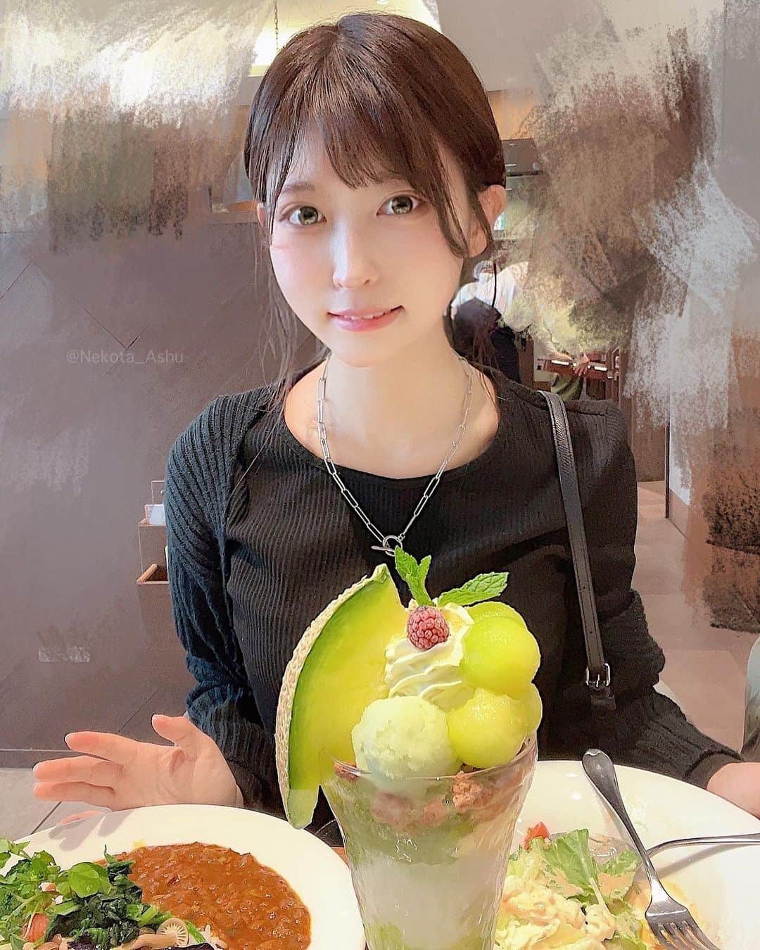 猫田あしゅのインスタグラム：「メロンパフェ🍈 . . #fashion #パフェ #デニーズ  #パフェ  #dennys  #hairstyle  #photo #selfie #hair #code  #ブラウス #ファッション #コーデ  #自撮り女子 #shortstyles  #ootd #ootdfashion  #make  #cosme  #透明感カラー  #透明感メイク  #春服コーデ  #春カラー  #メロン  #スイーツ  #sweet  #sweets  #parfait  #メイク  #model」