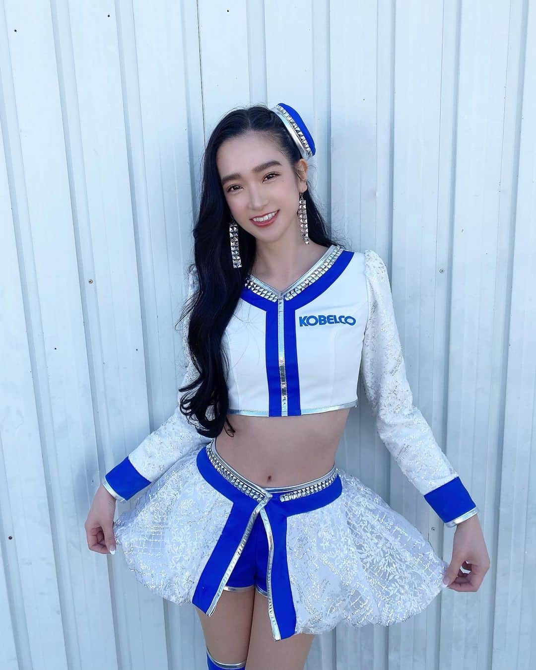 のインスタグラム：「2022 KOBELCO GIRLSコスチューム💙🤍 今年もとても好評で嬉しいです✨  今年のコスチュームは、袖とスカートがキラキラのレースでサーキットで見るとより一層キラキラ輝いてとても可愛いです✨✨ パーツはスタッズで統一して二連なのは、歴代のSARDのコスチュームでは今までやった事がなかったので、新しくて新鮮✨ パンツスカートも今までよりボリュームがあって、形にもとてもこだわっています✨ 可愛さとカッコ良さを兼ね備えている、こだわりが沢山詰まっていてとてもお気に入りのコスチュームです💙🤍  今シーズン是非、沢山撮影してください📷  #racequeen #rq #supergt #supergt2022 #costume #gt500 #tgrteamsard #レースクイーン #スーパーgt #コスチューム #コベルコガールズ #キラキラ #サーキット」