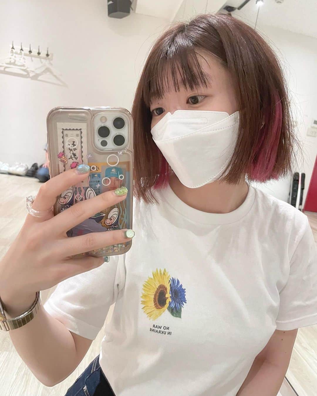 ぱいぱいでか美のインスタグラム：「💛💙 . ウクライナへの支援金になるTシャツを購入しました。 寄付にもなるし、戦争反対だと声をあげるべきだと思うので Tシャツで主張できるのもいいなーって。 最終的にこのTシャツの企画で2億8000万以上の寄付金額になったみたい。 他人事にせず、てか他人事じゃないので、 こうして残しておくことも大事かなと思いました。 1日も早く平和な日が訪れることを祈ります。 . #戦争反対 #NOWAR」