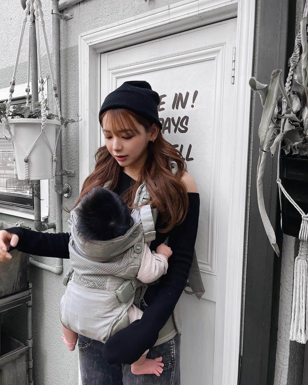 のインスタグラム：「.  この日さすがに暑すぎて裸足にしてたから 抱っこ紐から出てるあんよに激萌えでした🥹 そしていつも見上げてくれるのも愛くるしい。  抱っこ紐はこないだも載せた @nuna_jpn の🏷‪‪‪‪‬‬ 最初マグネット式のバックルどうなんかな〜と思ってたけど かなり強力やから安心✔︎︎︎︎🧲 前向き抱っこもおんぶもできるの最高楽しみすぎ⍤⃝♥  あと種類の質問頂いてたんですけどこちらは cudl softenedの方です🫠♥  . #nuna #cudl #カドル #nunaがある暮らし #女の子ママ #女の子ベビー #ベビー服 #赤ちゃんのいる暮らし」