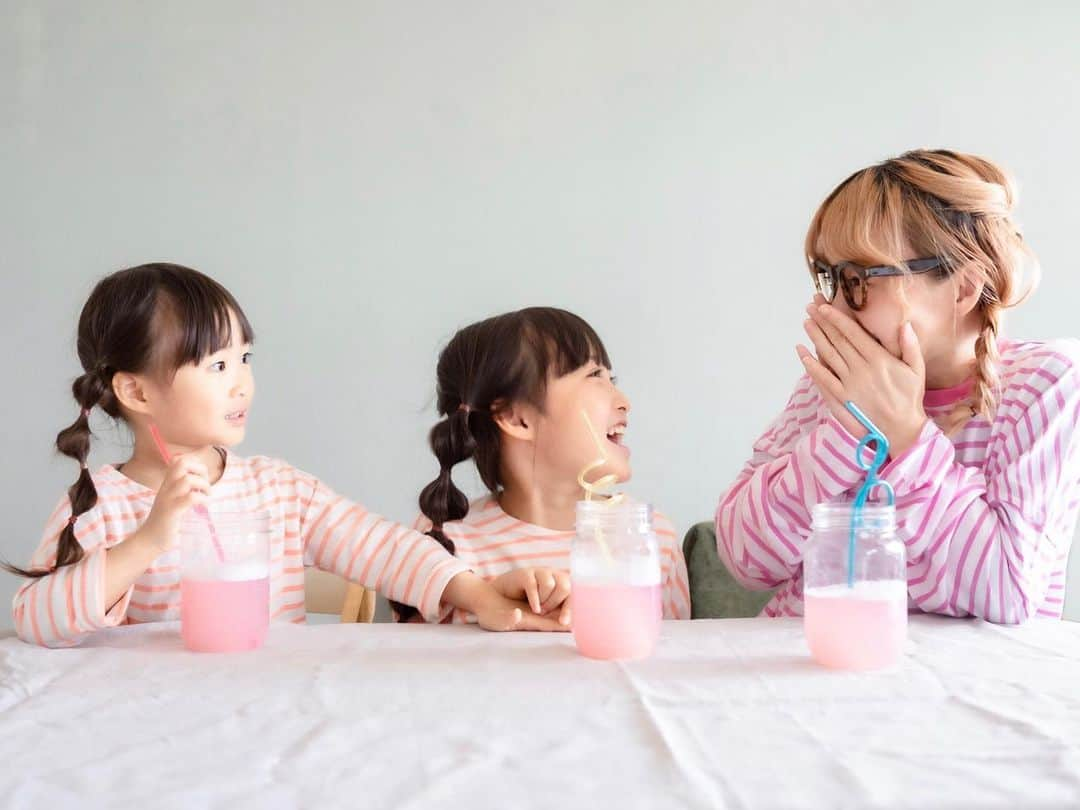 Kyooonさんのインスタグラム写真 - (KyooonInstagram)「ピンクボーダーでお揃い🧒👧👩 ⁡ 野菜でできている植物性スリムプロテイン🍓 無添加で、子どもや家族の野菜不足も解消できるので朝ごはんや小腹が空いた時のおやつ代わりに活躍しています　@vegie_jp ⁡ 我が家のパパ、突然筋トレにハマり出して なかやまきんに君を崇拝しているので プロテインにもめちゃくちゃ詳しいの😂 ⁡ プロテインは運動する人だけが飲むイメージがあったけど、これは美味しくたんぱく質を補たり、腸内環境を整えたり美容や健康をサポートしてくれます。 シェイカー要らずで、青汁とプロテインが混ざった感じだから牛乳や豆乳、オーツミルクと混ぜて飲むのも美味しいよ🥛 娘たちもジュースみたいって自分でシェイクしてる☺️🍹 ⁡ マツモトキヨシ、Amazon、楽天などで買えるよ🥕 #スリムプロテイン#vegie#置き換えダイエット#ダイエット#糖質ゼロ#プロテイン#ピープロテイン #植物性プロテイン#野菜不足#pr」4月20日 21時00分 - fancykyon