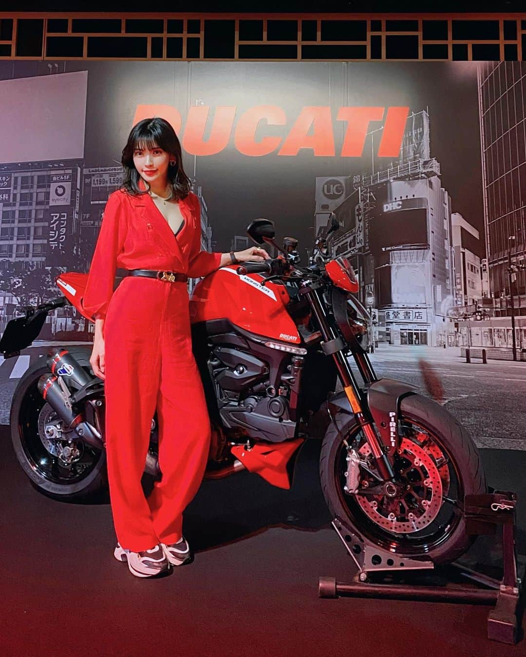 城品萌音のインスタグラム：「♡ Ducai Brand Nightに行ってきました🏍❤️  さすがのカッコ良さでした！ 免許持ってないけど、乗ることがあればDucatiに乗りたいです☺️  @ducatijapan  @ducati   #ducati #ducatibrandnight #ドゥカティ #pr #monemilk #femaledj」