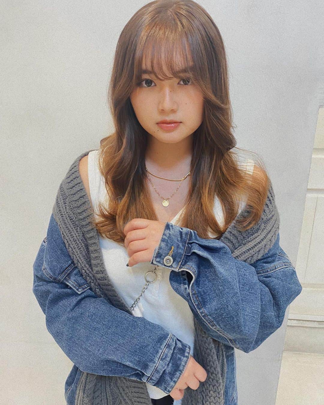 箭内夢菜のインスタグラム：「溝口さんに メンテナンスをして頂いてきました🥰  カラー、エクステ、髪質！ 復活して嬉しいです✊🏻 明日からの撮影もがんばれます！ ありがとうございました♡  そして、お知らせできなくてすみませんなのですが🥺 昨日の第2話、見てくださった皆さんありがとうございました*ﾟ リナちゃん守ってあげたくなっちゃいますよね🤭♡  来週の第3話もお見逃し無く😉   #zacc #明日私は誰かのカノジョ」