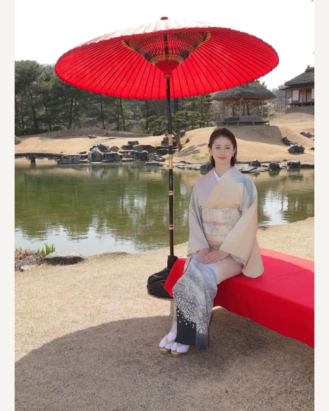 松本若菜のインスタグラム：「やんごとなき一族 第１話まで あと、、、  1日！！！！！！！  ちょこんと座っている美保子。」