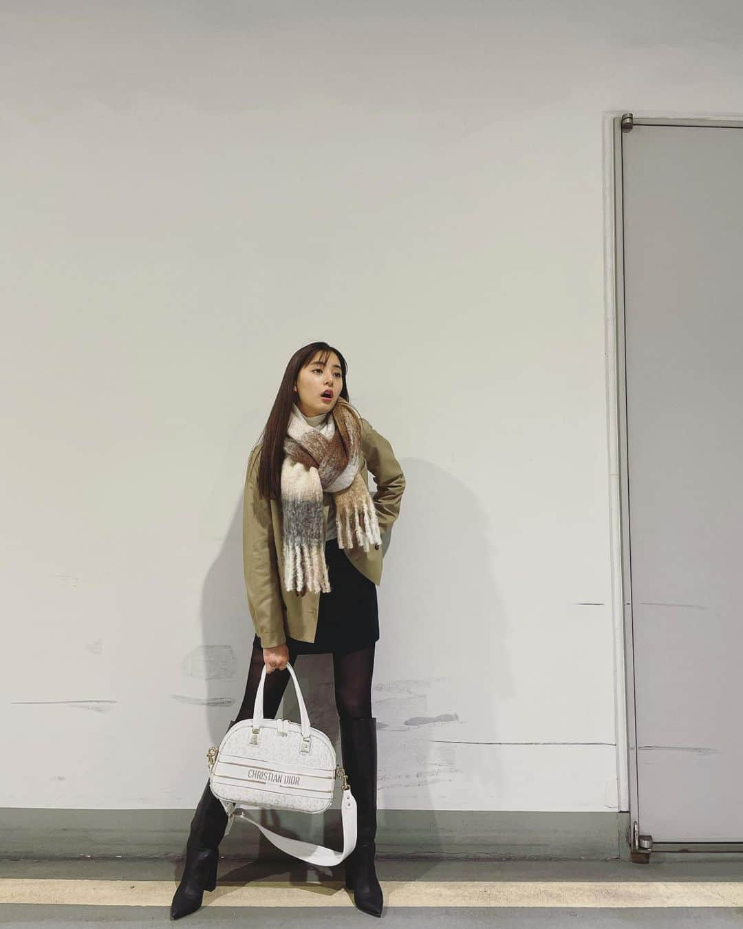 新木優子さんのインスタグラム写真 - (新木優子Instagram)「いつかの私服♡  jacket : @dior  knit : @dior  skirt : @dior  boots : @pippichic_official  bag : @dior  muffler : @tomorrowland_jp」4月20日 21時42分 - yuuuuukko_