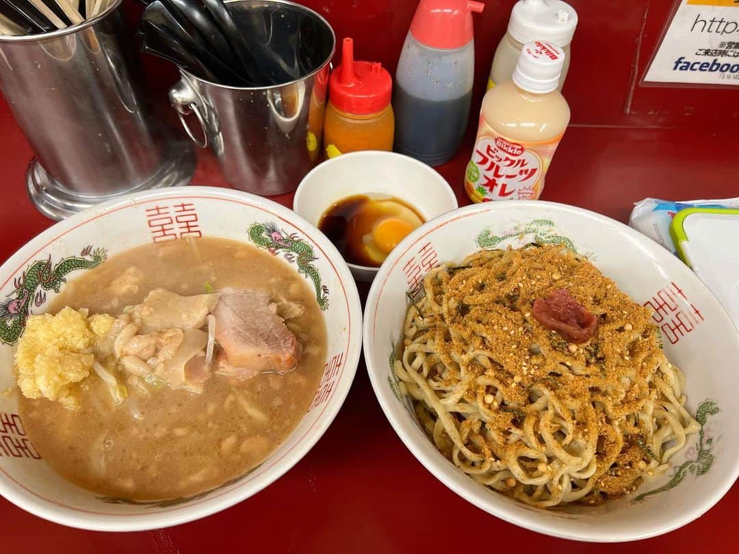 のインスタグラム：「今年も神  +お茶漬け麺 +すき焼きタレたまご  スモジでのコールはヤサイ少なめニンニクアブラです〜！前に一瞬塩ダレ生たまごってトッピングがあったんだけど逃してしまった〜！でも夏は楽しみなさっぱりメニューがあるので...💪」