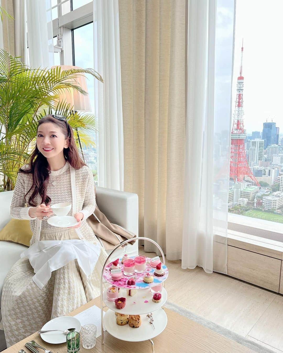 のインスタグラム：「新製品の開発大詰めで 煮詰まってしまったので🤯  気持ちの良いところで 気分転換🫧🫧🫧  #ftcbeauty #君島十和子 #虎ノ門エディション #蜷川実花さんコラボ #アフタヌーンティー #開発途中は産みの苦しみ #お客様の為に #成分にこだわって #自分の肌で #納得いくまで」