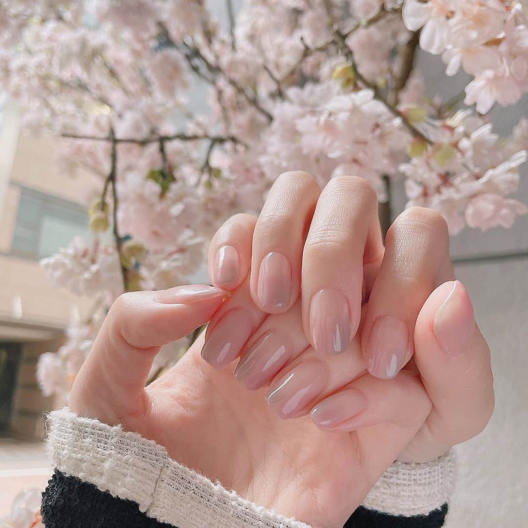 のインスタグラム：「new ♡ グレー×ピンクの2色でふんわりグラデ🫧  ⁡このデザイン2回目だけどやっぱり可愛いすぎる ドツボ💅🏻 担当： @okina_nail  ____ #グラデーションネイル #ふんわりネイル #スクエアネイル #大人ネイルデザイン #シンプルネイル #ネイルデザイン #オフィスネイル #原宿ネイルサロン #ニュアンスネイル #春ネイル #QULNE」