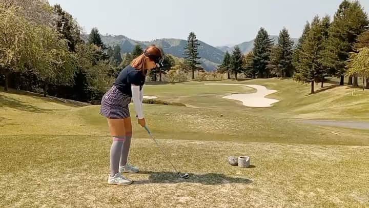 原田怜奈のインスタグラム：「この動画は 46年間TV局で番組やCMを 撮ってきたカメラマンの方に 撮っていただきました🥺 iPhoneなのに プロカメラマンって すごすぎる！！！！ カメラワークが🤣🤣 贅沢でした🥺 . . . . #女子ゴルフ #スイング #golf」