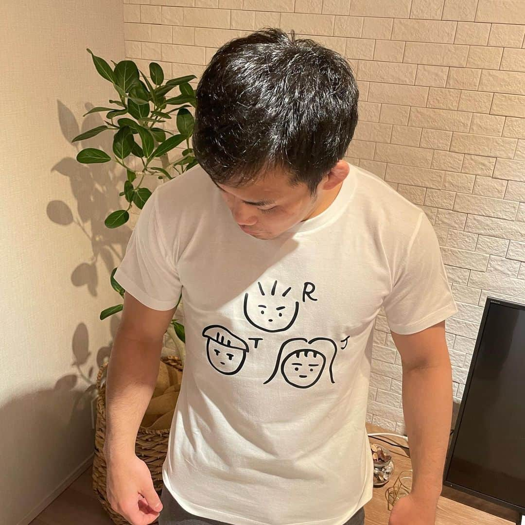 永山竜樹のインスタグラム：「・ 妹が誕生日に自分でデザインしたTシャツをプレゼントしてくれました！  #永山三兄妹」