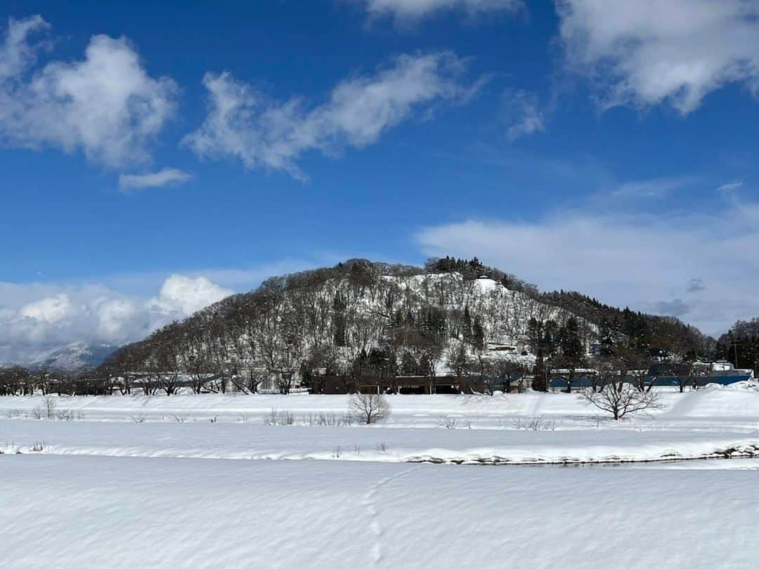 森口瑤子さんのインスタグラム写真 - (森口瑤子Instagram)「. . 先日『発酵の里ニッポン』の収録現場に 松竹 JAPAN GP GIRLS CONTEST  のグランプリを獲得した  中島瑠菜ちゃん @runa_nakashima  が 遊びに来てくれました〜。 相変わらず お顔ちっちゃ！ はにかんだ笑顔可愛い！♡ でも、何か質問されると  ハキハキときちんと答えていて、 しっかりしてるなあ、、❀.(*´▽`*)❀. 自分のぴよぴよすぎた 15歳の時と重ねて、 しみじみとしてしまいました。 瑠菜ちゃん、久しぶりに会えて 嬉しかったわ✨ これからもお互い頑張ろうね。  さて、私がナレーションを 務めさせていただいております 『発酵の里ニッポン』 4話目の発酵食品は 秋田県仙北市の味噌 です。 本日22時30分 BS松竹東急にて放送！ 是非ご覧ください。 .  #中島瑠菜 ちゃん  #松竹ジャパングランプリガールズコンテスト   .  #発酵の里  #bs松竹東急   #秋田県仙北市  #味噌」4月21日 8時29分 - yokomoriguchi_official