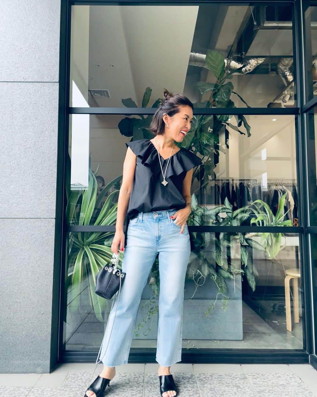 のインスタグラム：「おはようございます！　予報が微妙にズレ、雨☂️ではなく晴れ間🌥がのぞく、木曜日の朝。これだけでラッキーだ。今朝は4時半起きでたくさん原稿→朝ごはん→撮影へ。  私も私も、というやること満載のみなみなさま、本当にお疲れ様です🤍❤️私たちって、本当に頑張っているよね。  なかなかヨガ🧘‍♀️に行かれず、なんとか時間をやりくりして、と頑張ってみましたが、どうやっても無理なので、やりくりするのをやめました🤔  ルーティンを運ばなくちゃ、リアルライフも充実させなくちゃ。と無理すると疲れるので、忙しい波に、🚣‍♂️で乗りましょう😁  やること満載のみな、みなさま、今日も良い日に✨🌈 #ノースリーブ！ #寒いですか？ #はい寒いです🤣😨 #gallardagalante #upperhights #atpatelier  #madisonblue  #jimmychoo  #このサンダル #なんと使いやすいことか #atpアトリエ @vermeilpariena で #買いました」