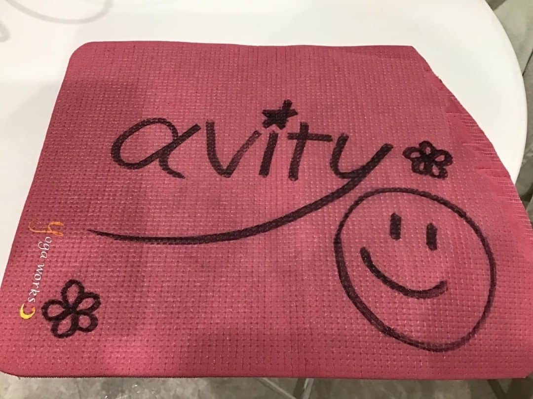 中島史恵さんのインスタグラム写真 - (中島史恵Instagram)「avityではマグマヨガの時には、岩盤の床が硬いのでお客様の大事なお肌を痛めないように、膝やお尻の下にひくマットをカットしてお渡ししてるのですが、スタッフが可愛い😊ニコちゃんの絵を入れてくれましたぁ❤️。可愛い💕。  実際私もレッスン中マットを見て癒されて、心も身体もレッスンとの相乗効果を感じさせて頂いております😊。私が気付けないところでした💦。本当に感謝です❣️。本日も皆様のお越しをお待ちしております🌟。  At avity, when I do magma yoga, the floor of the bedrock is hard so I don't hurt my precious skin, so I cut a mat that I draw under my knees and hips, but the staff put in a cute 😊 Nico-chan's picture ❤️.Cute 💕.  "In fact, I was healed by looking at the mat during the lesson, and my mind and body had a synergistic effect with the lesson 😊, which I didn't notice 💦."Thank you very much ❣ 。.We look forward to seeing you again today 🌟.  #avity代官山スタジオ #マグマスタジオでお客様のお肌を守るニコちゃんマット❣️ #スタッフちゃんが可愛い絵を入れてくれました！ #癒されますぅ🌟」4月21日 8時39分 - fumielove0614