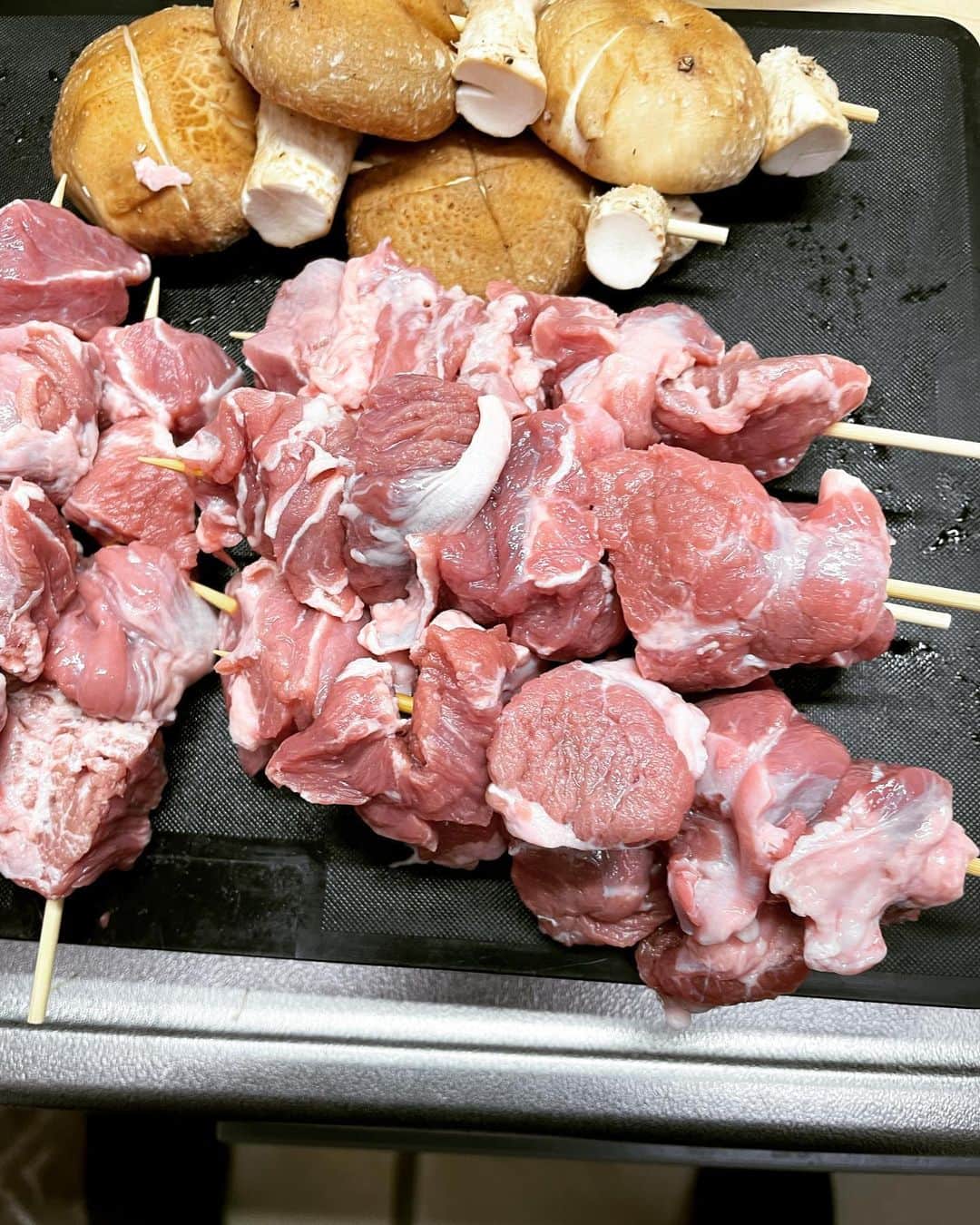 神尾佑のインスタグラム：「もはや居酒屋。カシラを買ったので串にした。」