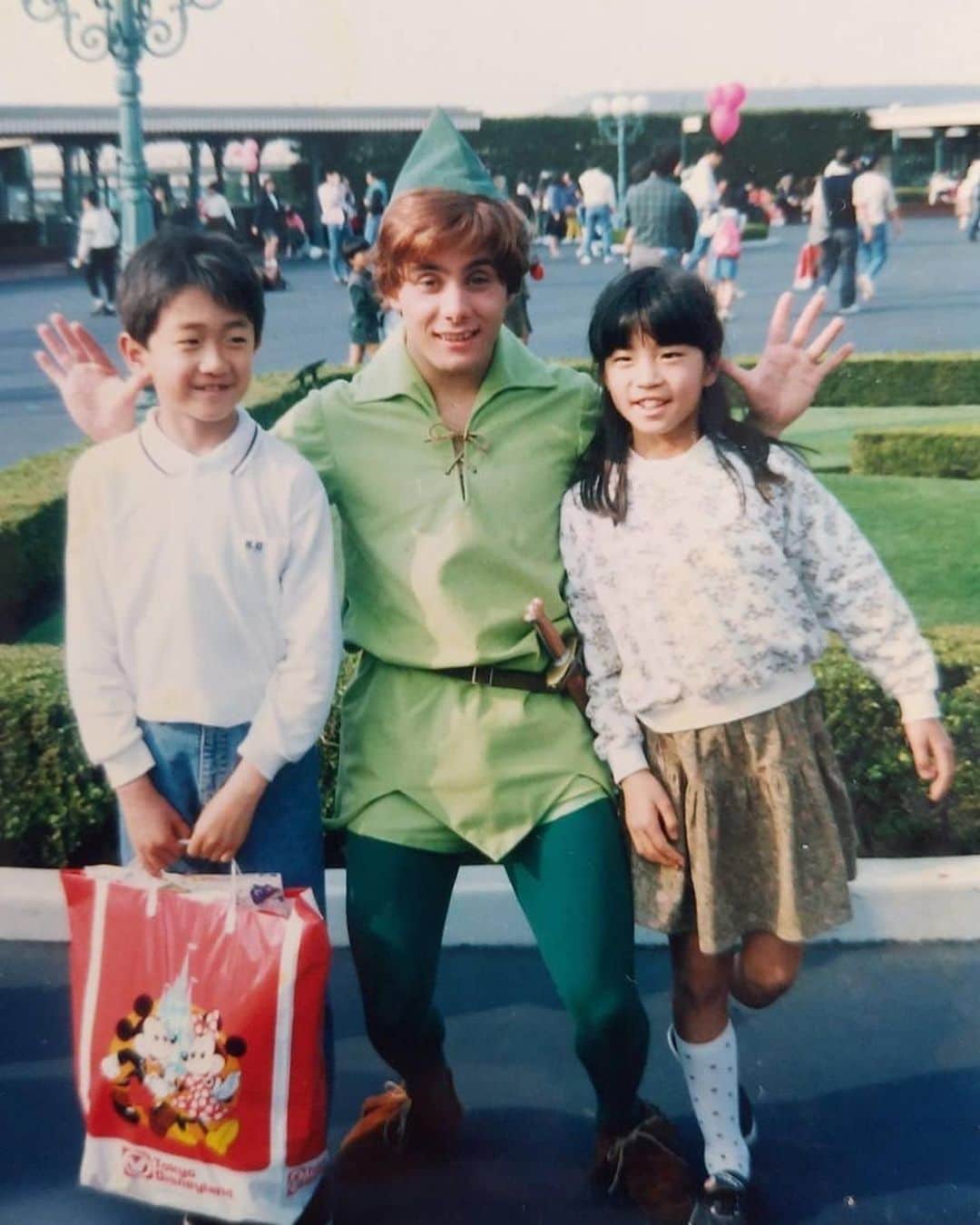 のインスタグラム：「40歳になりました✨  実感がなさすぎる。 パパがおめでとうと言ってくれた後、ひとりで目がギラギラして寝れなかった。笑  日々目まぐるしくて 心の準備をしなくてはと 思ったのかもしれない。  1人で夜中に考えた結果、 フルマラソンの30キロ地点 だと思いました。  30キロ地点は、再スタートの場所。お腹に力を入れ直すのです。  40代みんなから楽しいよって🤍 もっと自由に、こころを使って 新しいスタートを切れたらなと思います。  そして何より感謝を忘れずにいたい。  これからも、やすだをどうぞよろしくお願いします🧡  #40歳　#ふたご　#ピーターパン #双子の恒例おめでとうメール」