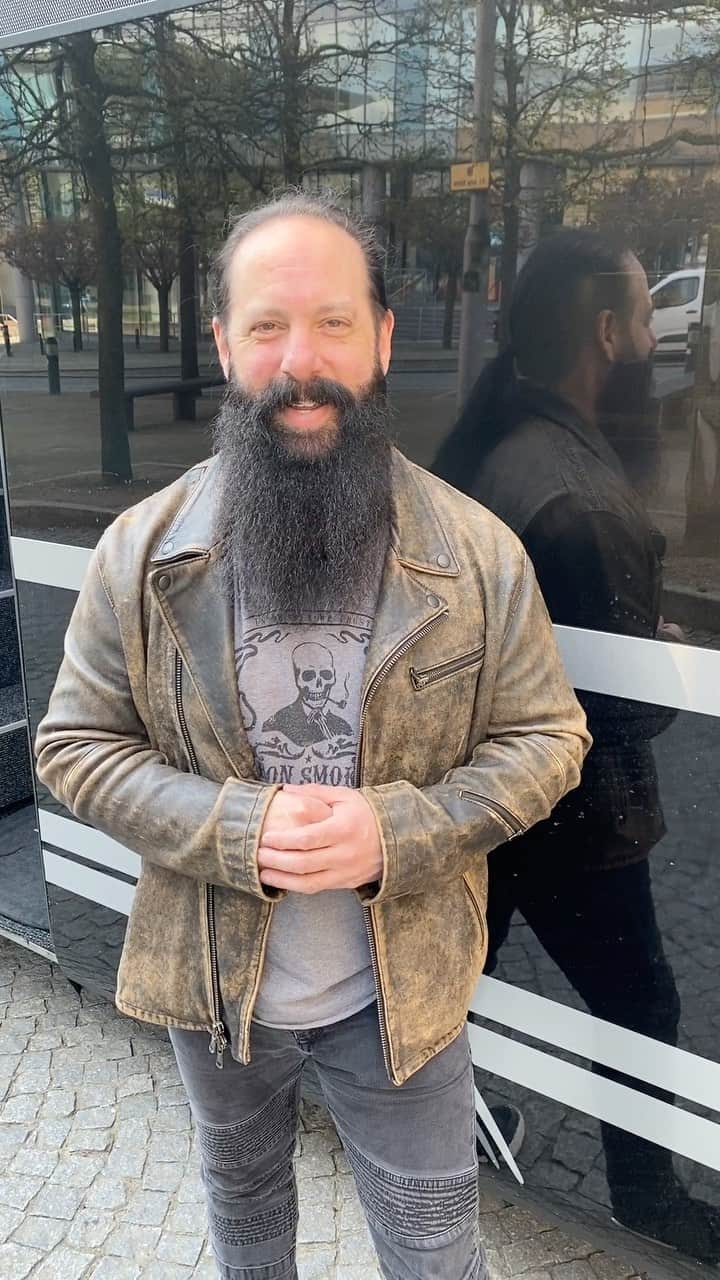 ドリーム・シアターのインスタグラム：「The Dream Theater double decker tour bus has arrived in Belfast for the first show of the UK/Europe tour! 🇬🇧🇪🇺  Wed 20 Apr - @thessearenabelfast  Thu 21 Apr - @arenanewcastle  Sat 23 Apr - @ovoarena (Wembley Arena)  See the DT European tour dates at dreamtheater.net!  #DreamTheater #TopOfTheWorldTour」
