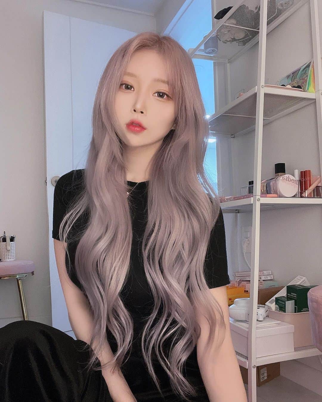 オ・ジウンさんのインスタグラム写真 - (オ・ジウンInstagram)「머리 바꾸고 방바닥에 앉아서  셀카를 찍어보았습니댜😗 ꢭ  오랜만에 앞머리 넘기구 차분한 톤 🐰」4月21日 1時12分 - gini_s2_