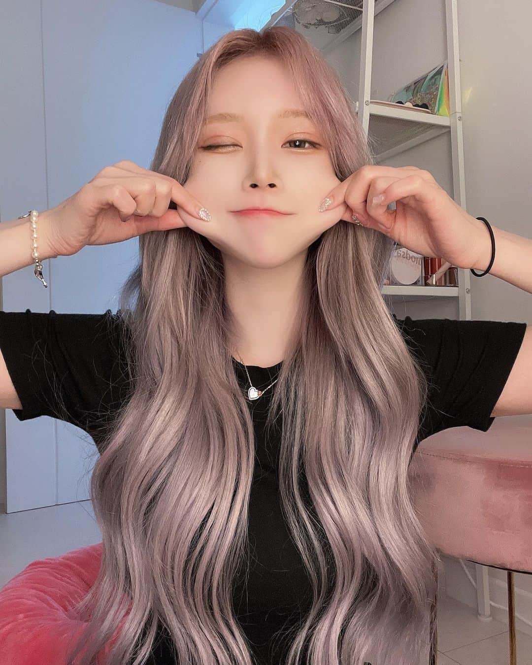 オ・ジウンさんのインスタグラム写真 - (オ・ジウンInstagram)「머리 바꾸고 방바닥에 앉아서  셀카를 찍어보았습니댜😗 ꢭ  오랜만에 앞머리 넘기구 차분한 톤 🐰」4月21日 1時12分 - gini_s2_