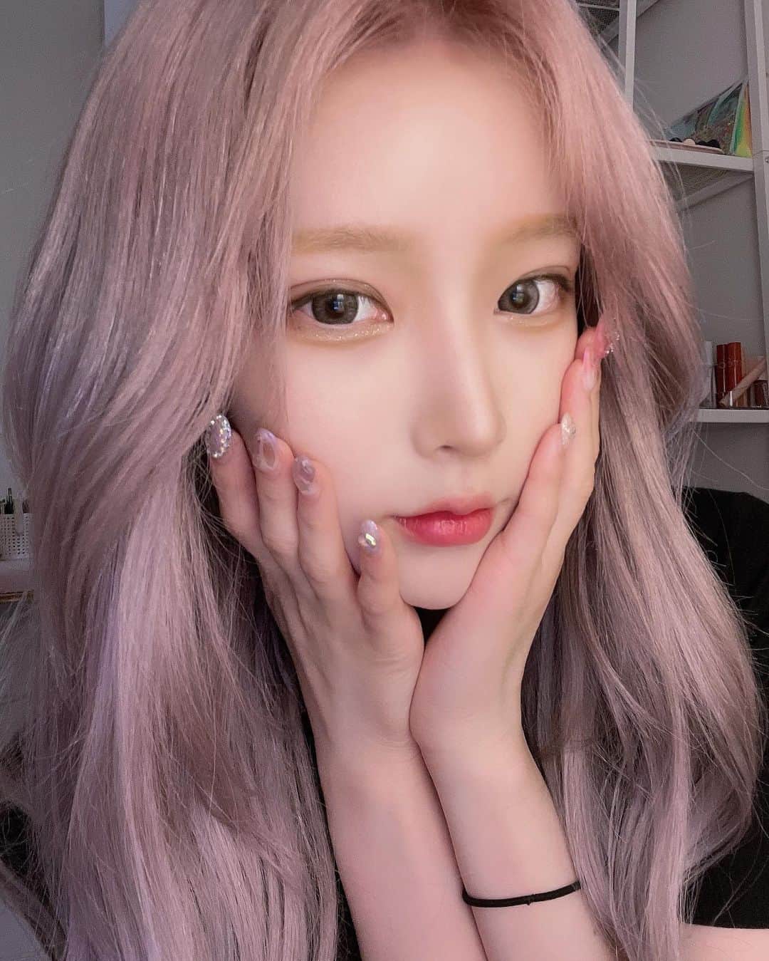 オ・ジウンさんのインスタグラム写真 - (オ・ジウンInstagram)「머리 바꾸고 방바닥에 앉아서  셀카를 찍어보았습니댜😗 ꢭ  오랜만에 앞머리 넘기구 차분한 톤 🐰」4月21日 1時12分 - gini_s2_