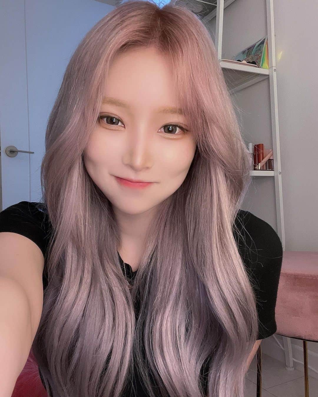 オ・ジウンさんのインスタグラム写真 - (オ・ジウンInstagram)「머리 바꾸고 방바닥에 앉아서  셀카를 찍어보았습니댜😗 ꢭ  오랜만에 앞머리 넘기구 차분한 톤 🐰」4月21日 1時12分 - gini_s2_