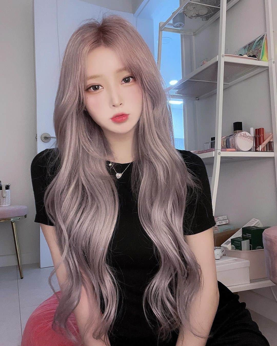 オ・ジウンさんのインスタグラム写真 - (オ・ジウンInstagram)「머리 바꾸고 방바닥에 앉아서  셀카를 찍어보았습니댜😗 ꢭ  오랜만에 앞머리 넘기구 차분한 톤 🐰」4月21日 1時12分 - gini_s2_