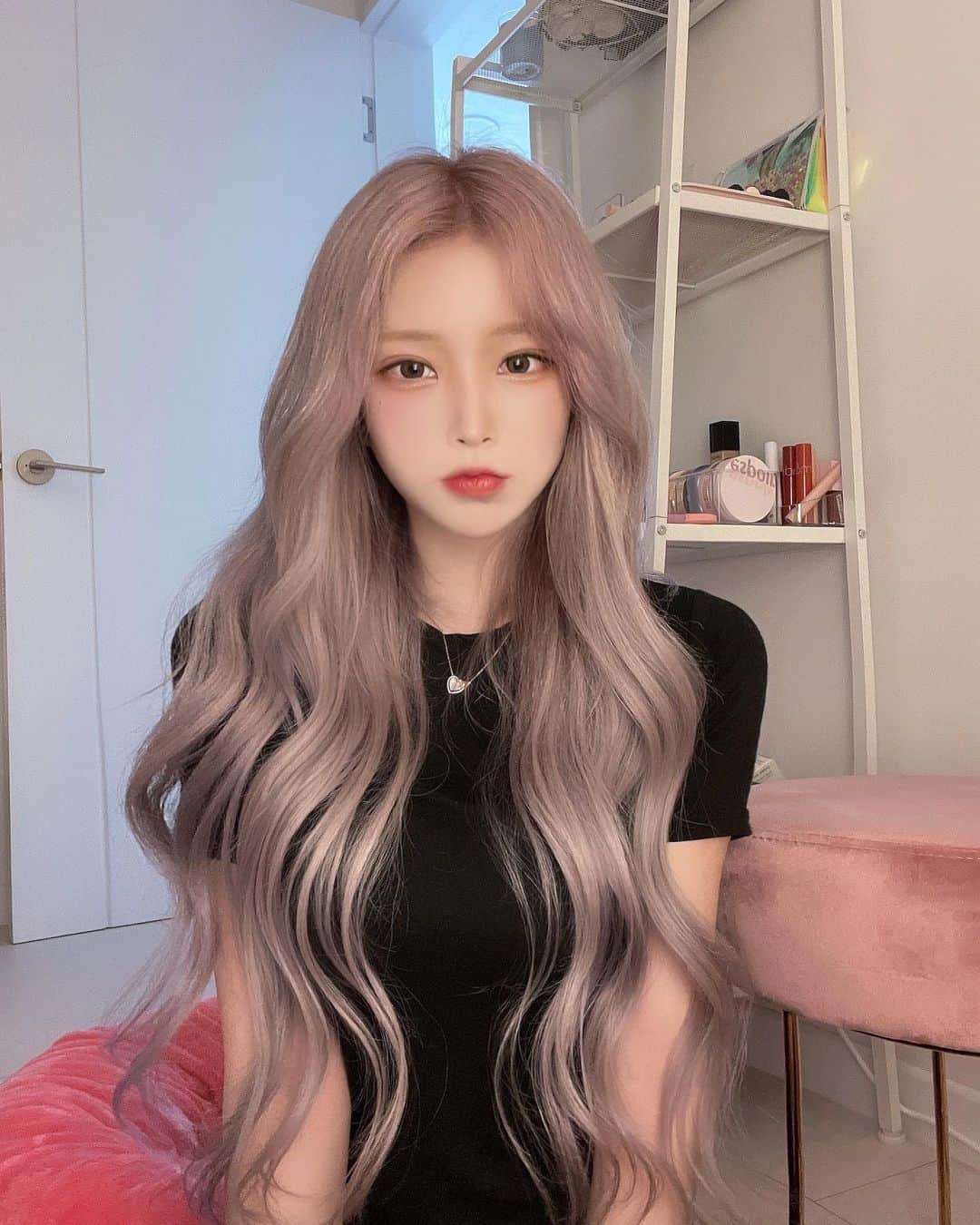 オ・ジウンさんのインスタグラム写真 - (オ・ジウンInstagram)「머리 바꾸고 방바닥에 앉아서  셀카를 찍어보았습니댜😗 ꢭ  오랜만에 앞머리 넘기구 차분한 톤 🐰」4月21日 1時12分 - gini_s2_