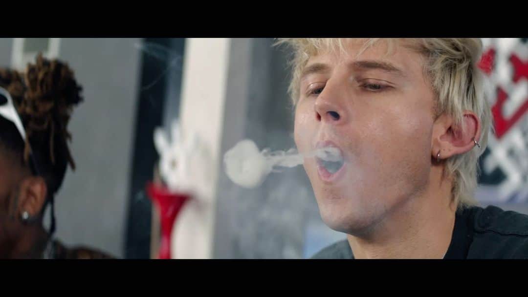 Young Gunnerのインスタグラム：「can’t believe i’m saying this: “Good Mourning” in theaters May 20th written + directed by me and @modsun 💨🍿🎬@goodmourningmov」