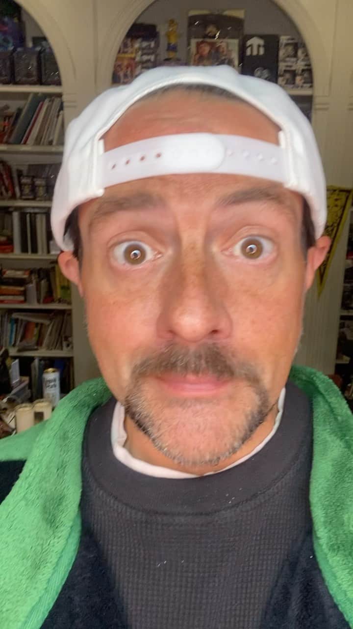 ケヴィン・スミスのインスタグラム：「HAPPY 4/20, FELLOW TRAVELERS OF THE GREEN!! First, a shout-out to @caviargold420 - the makers of our silly strains SNOOGANS, SNOOCHIE BOOCHIES, and BERZERKER! Check @weedmaps to find a dispensary that carries our chronic near you!  Second, here’s my 4/20 Challenge:  Can you guess in what presentation @jayandsilentbob have been seen the most? The answer (available at the end of the video) may surprise you! (P.S. - If you dig the Silent Bob bathrobe I’m wearing, @officialfye just put them on pre-sale today! Link in my bio!) #KevinSmith #420 #happyfourtwnty #420 #fye #caviargold #snoogans」