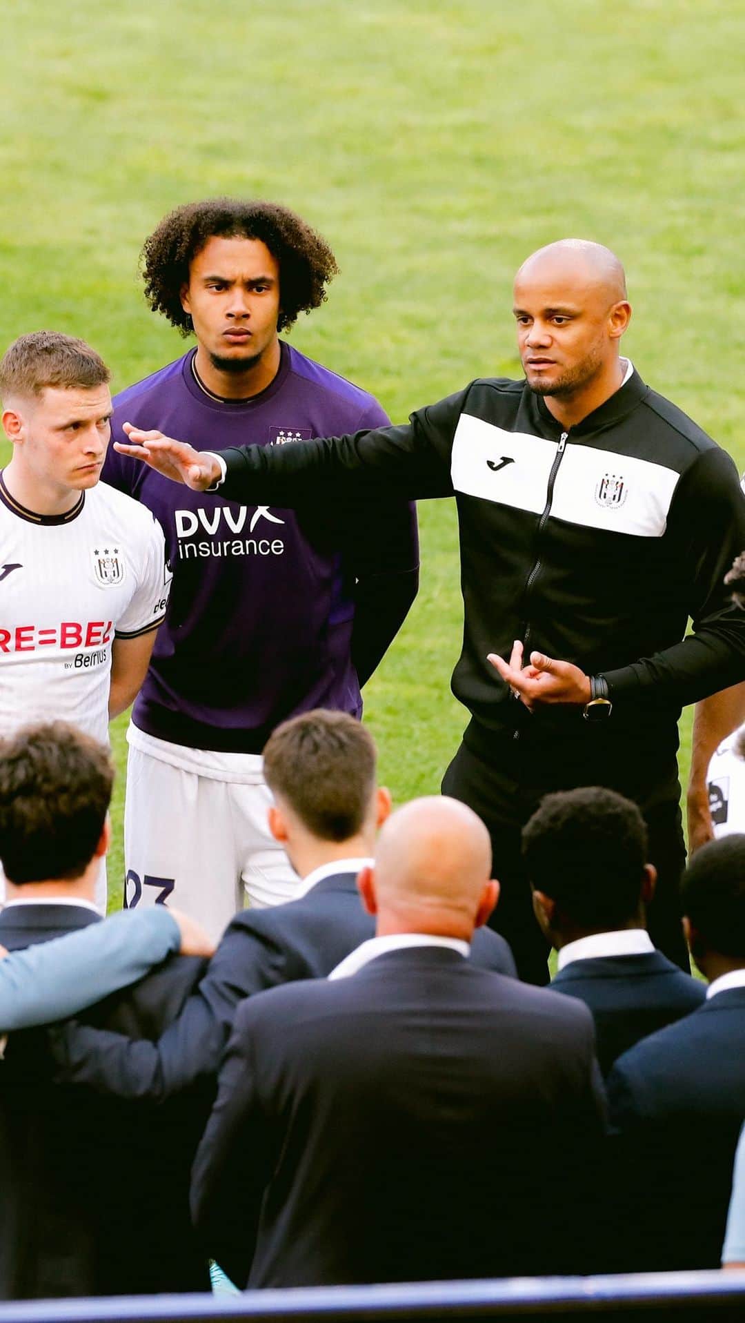 ヴァンサン・コンパニのインスタグラム：「On est ensemble. @rscanderlecht」