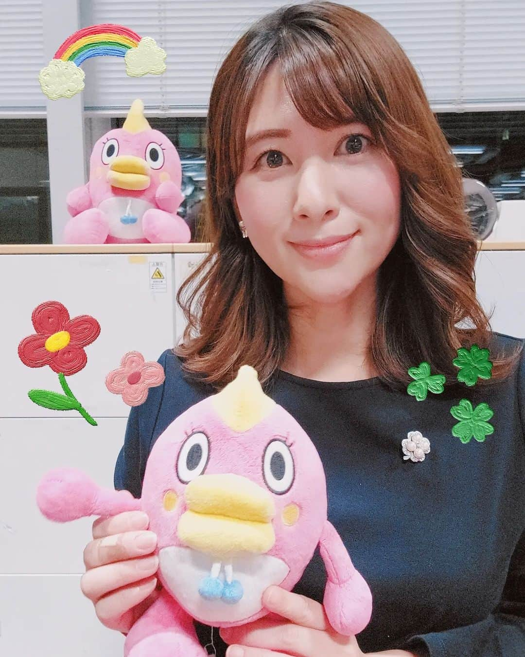 鈴木理香子さんのインスタグラム写真 - (鈴木理香子Instagram)「日テレNEWS24 夜更かしされる方🌃 早起きされる方☀️ 良かったらご覧下さい😌  衣装のブローチが🍀だったので 思わず写真を撮ってしまいました😊✨ 衣装さん いつもありがとうございます😌❤  #日テレNEWS24 #鈴木理香子 #セントフォース #🍀」4月21日 2時26分 - rikako.suzuki