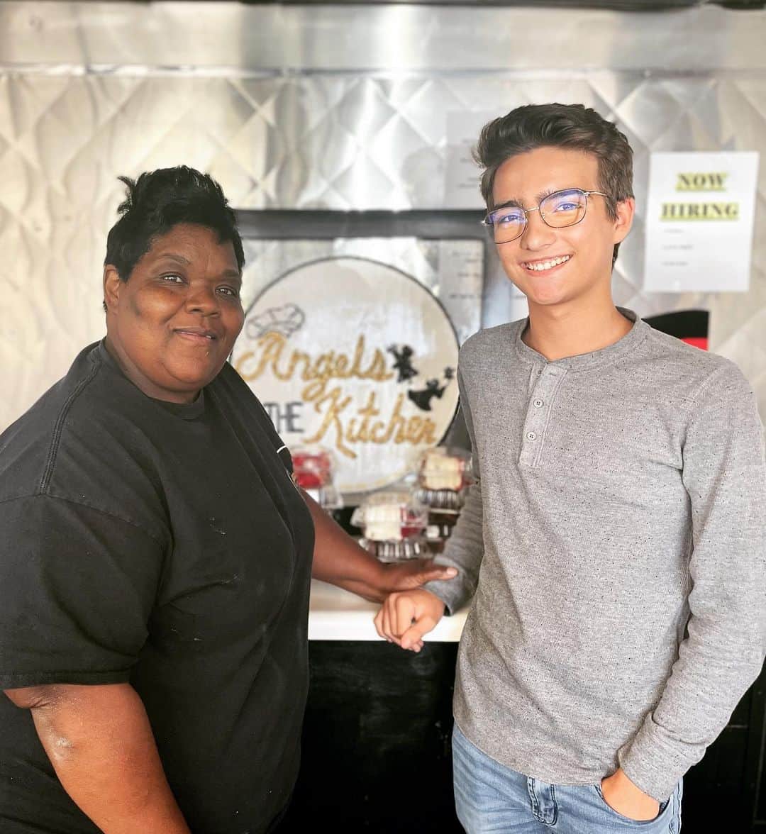 イライアス・ハーガーのインスタグラム：「I just had THE BEST southern comfort home cooking at Angels in the Kitchen in Villa Rica, Georgia! Great food - friendly staff. You have to try it! ⭐️⭐️⭐️⭐️⭐️」