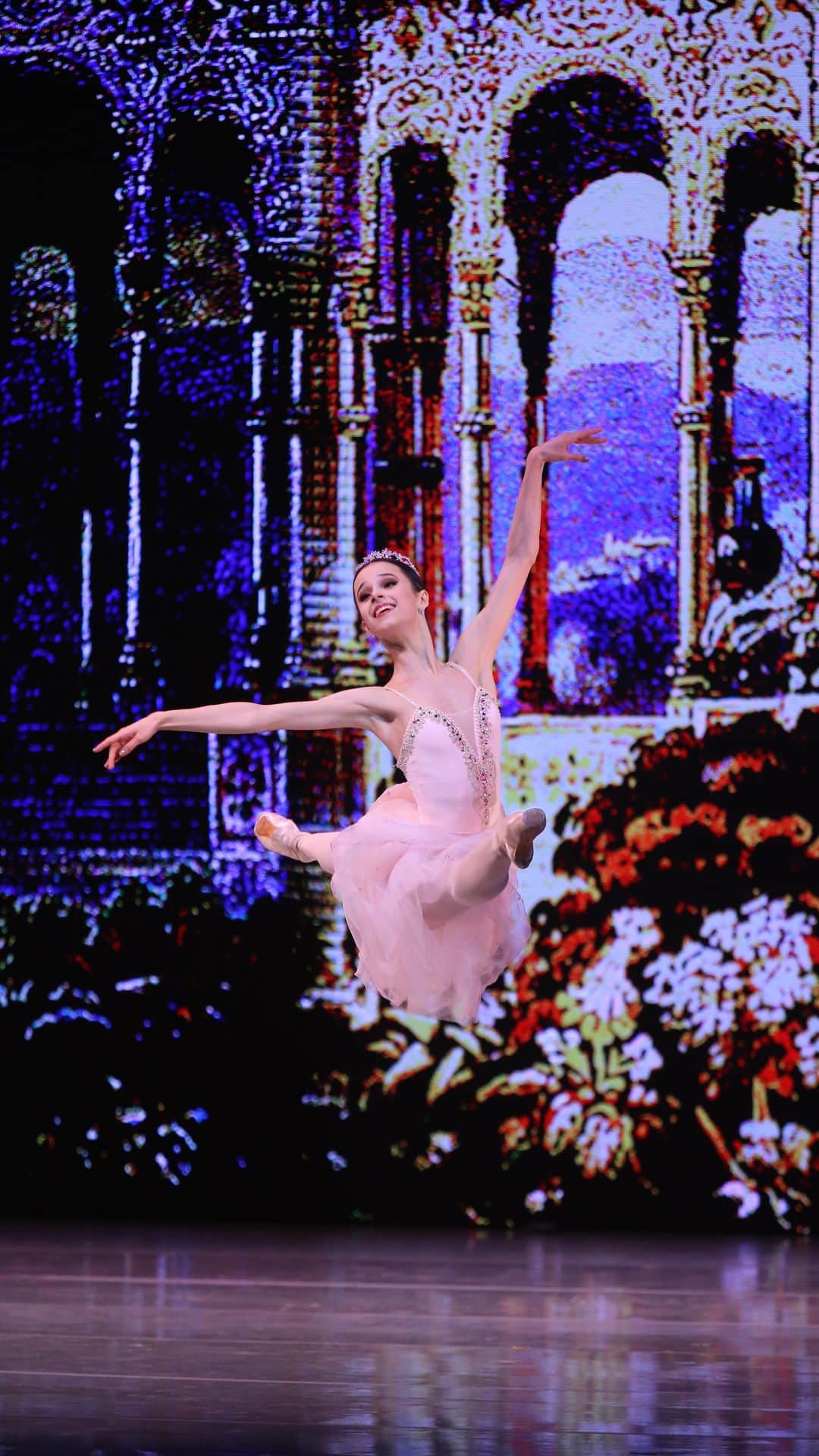 マリア・コーレワのインスタグラム：「“Talisman” variation 💕 Throwback to when we were performing Talisman Pas de Deux at the Dance Open Gala back in November ✨ You can watch the video of the full piece uploaded on my YouTube channel via the link in bio 🥰  Вариация из балета “Талисман” 💕 Вспоминаю, как мы танцевали это па-де-де на гала-концерте Dance Open в ноябре ✨ Видео номера целиком вы можете посмотреть на моем канале в YouTube по ссылке в шапке профиля 🥰」