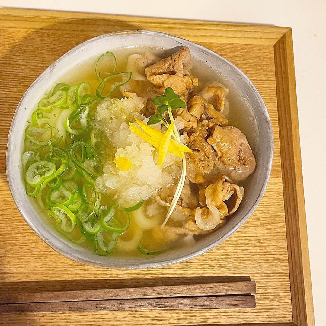 古田ちさこさんのインスタグラム写真 - (古田ちさこInstagram)「. 肉おろしうどん😋  刻んでのせた柚子がポイント💛  お肉は別のお鍋ですき焼き風の甘辛い味付けにして後のせするのがこだわりです🥄  #古田の自炊記録 #おうちごはん #肉うどん #うどん #うどん好き #udon #udonnoodles #udonnoodle #おうちごはんlover #おうちごはん部 #おうちごはん通信 #おうちごはんラバー #自炊 #自炊記録 #自炊女子 #自炊生活 #自炊部 #自炊日記 #おうちカフェ #おうちカフェ部 #おうちカフェごはん #おうちご飯 #おうちcafe」4月21日 9時48分 - chisakofuruta