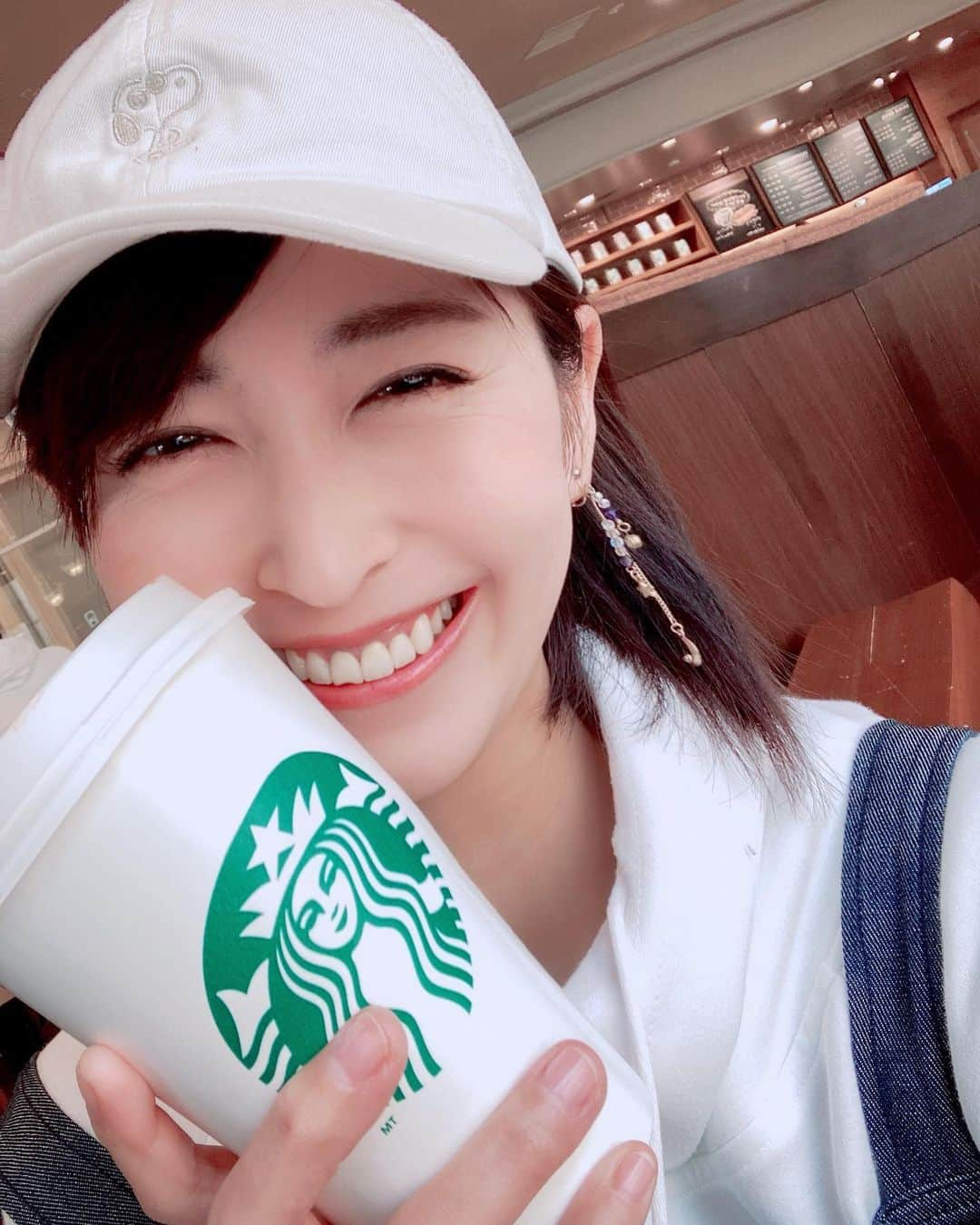 長谷部瞳のインスタグラム：「スタバで朝活をして めっちゃ幸せな朝です💗  今週から新たな学びを始めるんだ！ ずっと二の足を踏んでいたことに ようやくチャレンジするの♪  新しい挑戦にワクワクするよ！  今日も自分を 最大限にハッピーにしてあげよう！  #朝活 #朝活カフェ #朝活女子部 #ノートタイム #勉強勉強 #一生学び #楽しいから頑張れる」