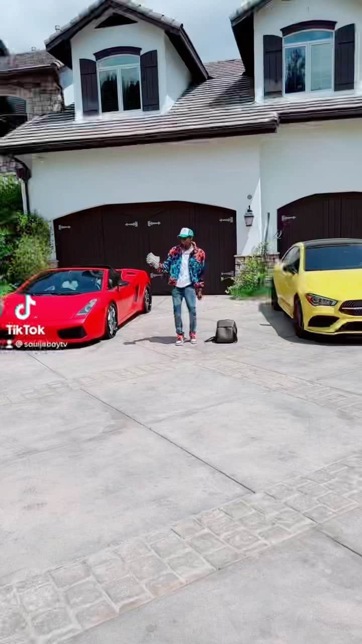 ソウルジャ・ボーイ・テレムのインスタグラム：「Blue cheese 🧀 💵 challenge upload your TikTok using the blue cheese audio best dance and video winner announced may 1st $1,000 cash app prize 🕺🏾 😆😜」