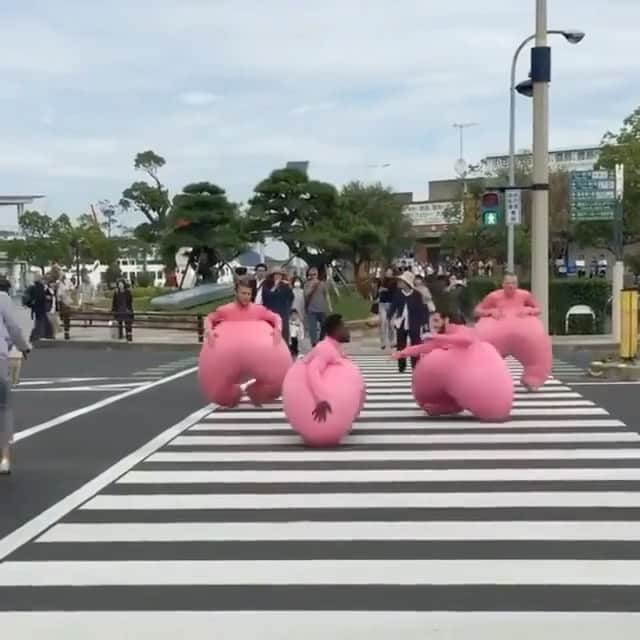 ジョジー・マランのインスタグラム：「On Wednesdays, we wear pink. 💗 #joyride 🎥: @mignonettetakespictures」