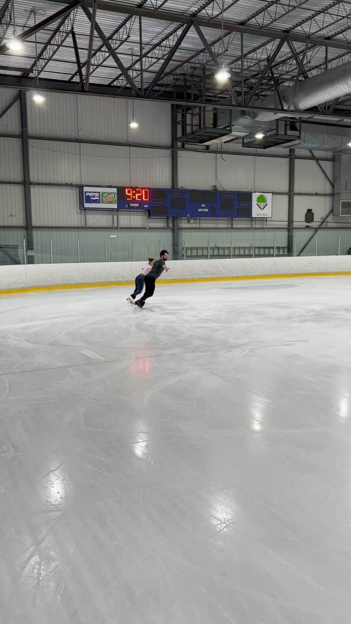 マキシム・デシャンのインスタグラム：「Off season work with @deannamsd622  #3twists #ekinox #edeafamily #jacksonblades #edeaskates #jacksonfamily #skatecanada #patinagequebec #epjm」