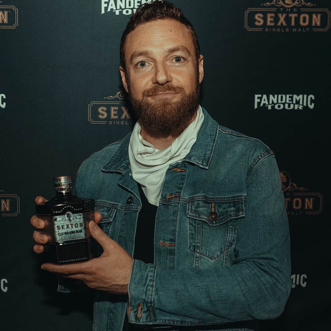 ロス・マーカンドのインスタグラム：「Got up close and personal with the limited edition bottle of The Sexton x The Walking Dead at the @Fandemictour event in Atlanta. Had an incredible time, see more pics over at @thesexton 📸 🥃 #TheSexton #TheWalkingDead #FandemicTour #TWDFans」