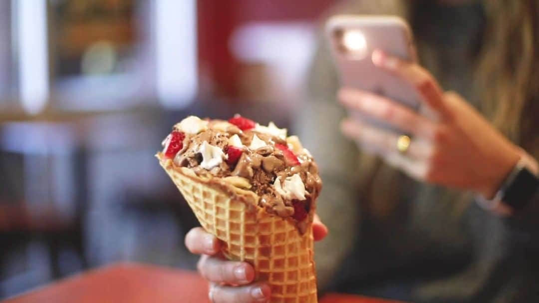 のインスタグラム：「If you didn't take a picture, it didn't happen. 📸 Tag us on your next trip to Cold Stone®! ⠀⠀⠀ Start planning your weekend! Place an order at ColdStoneCreamery.com 💻 or our app 📱 anytime for delivery any Friday, Saturday, or Sunday in April and we'll deliver your order for FREE!  Sign-in to your account (or create one!) before you checkout. Enter code FREEWKND at checkout.」