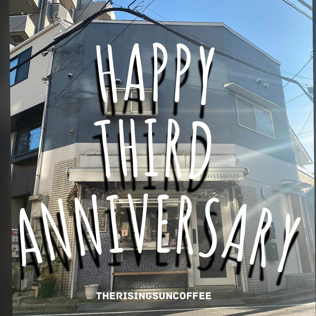 坂口憲二（THE RISING SUN COFFEE）さんのインスタグラム写真 - (坂口憲二（THE RISING SUN COFFEE）Instagram)「◆GOOD MORNING COFFEE‼︎◆  【INFORMATION】  いつもTRSCをご利用頂き、ありがとうございます。お陰様でTRSC都内店舗は5月で３周年を迎えます。  そこで日頃の感謝の気持ちを込めて、ちょっとしたプレゼントを作りました。数に限りはありますが...GWお時間ある方はお待ちしてます！  ＊詳細と都内店舗のアドレスに関しては、次回配信予定のメールマガジン内にてお伝えしますので、未登録の方は登録をお願いします↓↓↓  therisingsuncoffee.com  #HAPPY #THIRD #ANNIVERSARY #TRSC」4月21日 8時02分 - therisingsuncoffee