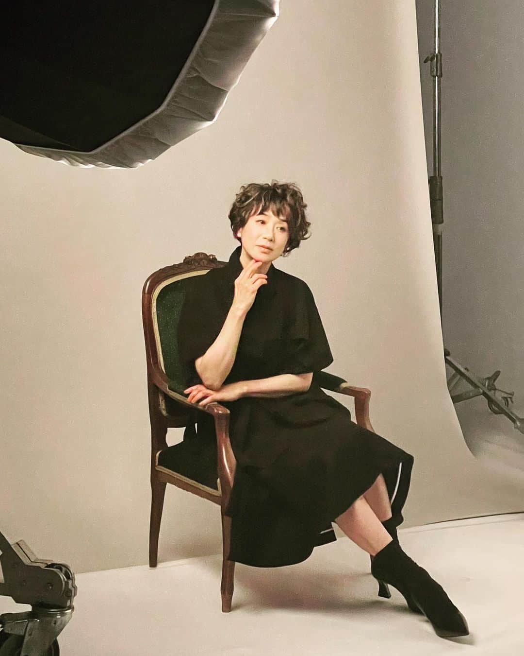 黒田知永子のインスタグラム：「. 美ST 6月号でインタビューして頂きました。 ライターさんはSTORY時代にドイツにロケに行ったり他の撮影もご一緒した方。 こうやって又会えたりするのも、なんだかいいなぁ〜と思いました☺︎ よかったら見てくださいね。  #美st  #撮影風景を撮影📱  #黒田知永子  #chiekokuroda」