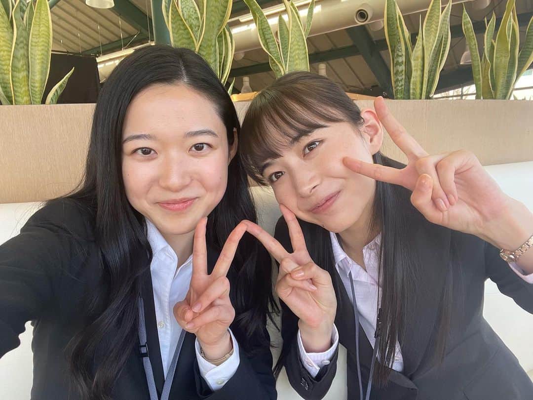 藤野涼子のインスタグラム：「🎀メンタル強め美女白川さん🎀  　井桁さんとのツーショット!  現場での井桁さんは、強くて賢くてお茶目で面白い🤣  撮影のお昼休憩の時マネージャーさんとスタイリストさんと一緒に、激辛のインスタントラーメンを食べて「めっちゃからーい!!」と言いながら牛乳を求めていた姿が可愛かった…  　そんなお茶目な井桁さんが「一緒に撮ろ〜!」と気さくに話しかけてくれてとった貴重な写真☺️  さて、白川さんと谷口さんがどうなっていくのか…。 第四話は、「りんごちゃん🍎回」です!  #メンタル強め美女白川さん  #井桁弘恵 さん」