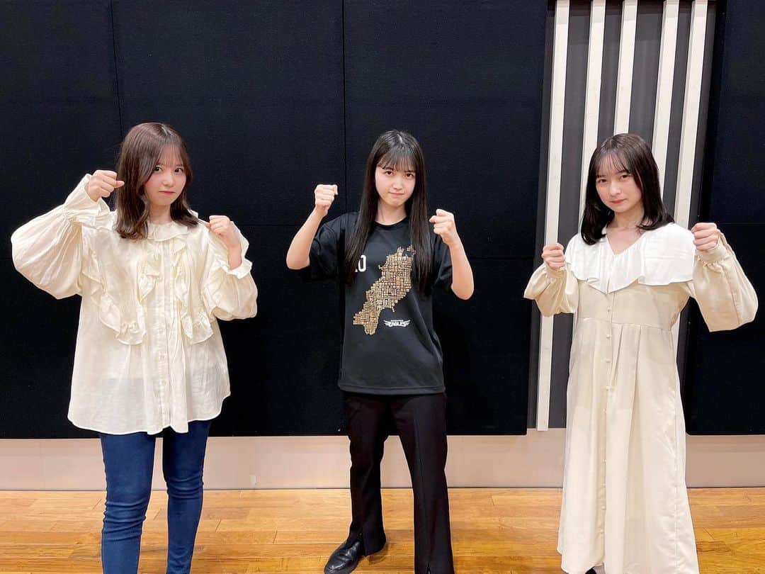 久保史緒里ファンアカウントのインスタグラム：「東北サミット #乃木坂46 #久保史緒里 #久保ちゃん #久保ちゃん白すぎ可愛すぎ  #久保史緒里さんしか #乃木坂46ann  #鈴木絢音 #佐藤璃果」