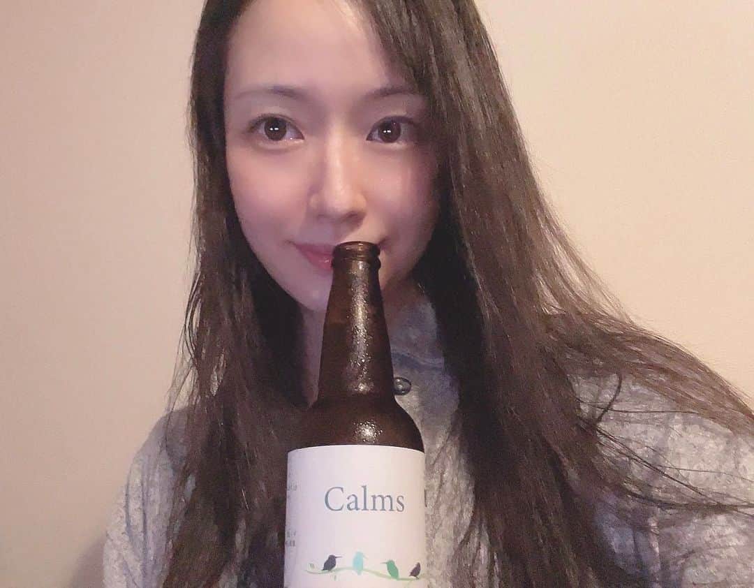 吉山りささんのインスタグラム写真 - (吉山りさInstagram)「🛁 お風呂上がりは  ご褒美ール🍺💞  完全に今日を華金と勘違い😎💕 だから飲むのだ💓   #cbdビール  #カームス  @bright_cbd  #bright  #beer  #🍻 #クラフトビール  #craftbeer  #japanese  #Japan   #CBD  #ビール #乾杯 #calms   #なきせき    #お酒好き女子   #お風呂上がり   #お風呂上がりのビールは水です 😎  @bright_cbd   #吉山りさ」4月21日 18時34分 - oreorerisa