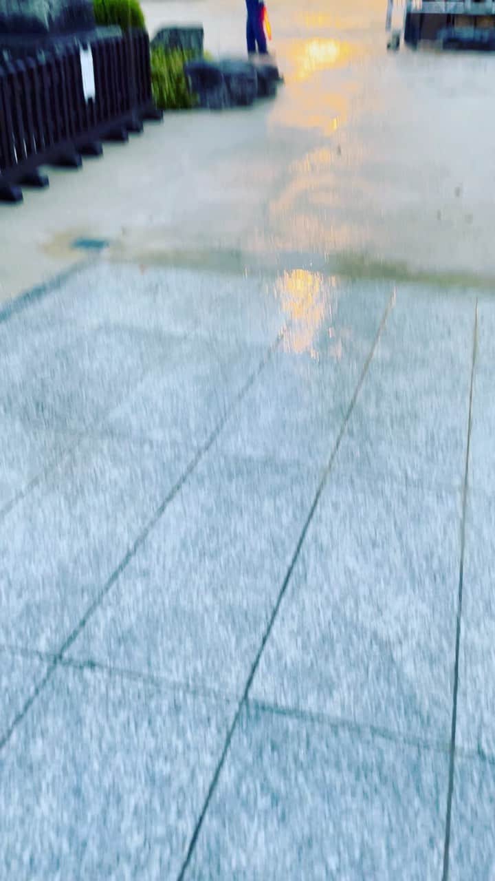 のインスタグラム：「#muro式がくげいかい 太宰府天満宮公演 衣装付最終通し稽古まで あと25分 雨強まる どんな野外劇なの？ やる気か？muro式」