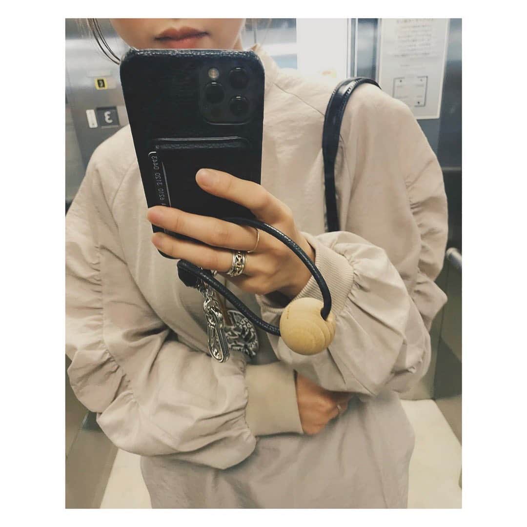 野尻美穂のインスタグラム：「wai+ 2022SS 発売は来週から！ 受注は今日から！ 宜しくお願いいたします🫡✨ このブラウス、めちゃくちゃ使えるわ〜☺️  #wai_ships」