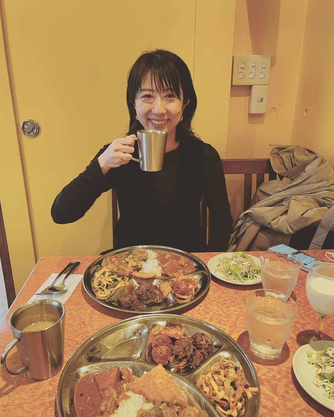 香菜子さんのインスタグラム写真 - (香菜子Instagram)「久しぶりにまきちゃん　@makikakimoto とランチ。 やっとタイミングが合って貴重な時間。 以前、一緒にやっていた連載で訪れたネパール料理クンピラにて。 ビールで乾杯しているようだけど、 この中にはネパールの美味しい辛いスープ。（ニンニクゴロンゴロン！ この後、展示会行ったけど、私たち大丈夫だったかしらw）  まきちゃんと話していると自分のやるべきこと、行きたい方向など、ついつい楽な方を選択しちゃって贅肉がつきがちなあれこれを、思い出させてくれる。 「はっ！そうだった、そうだった。私が行きたい方向がちょっとズレ始めてた。」 そうやって 軌道修正ができる。  ありがたき存在🙏✨」4月21日 18時55分 - kanako.lotaproduct